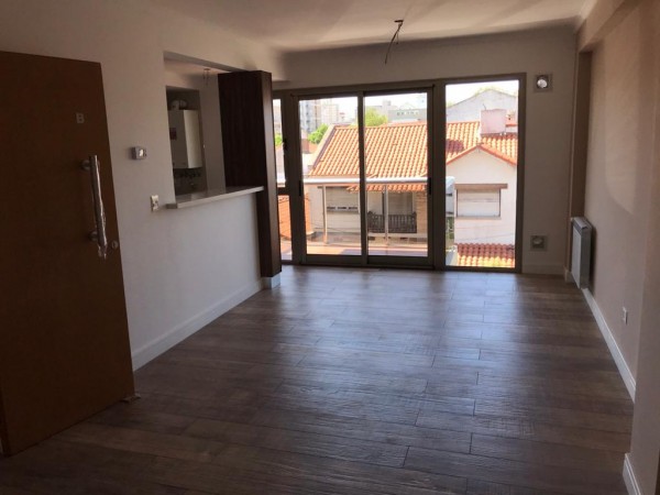 SEMIPISO DE 2 AMB A LA CALLE CON BALCON. A ESTRENAR. DAMAR X 