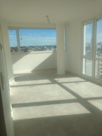 SEMIPISO DE 3 AMB CON BALCON. TOMA MENOR VALOR EN PARTE DE PAGO