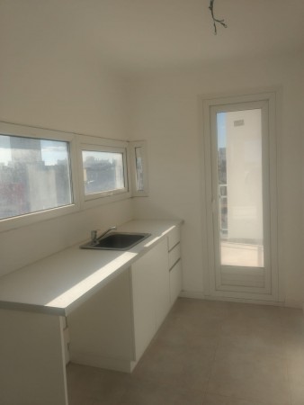 SEMIPISO DE 3 AMB CON BALCON. TOMA MENOR VALOR EN PARTE DE PAGO