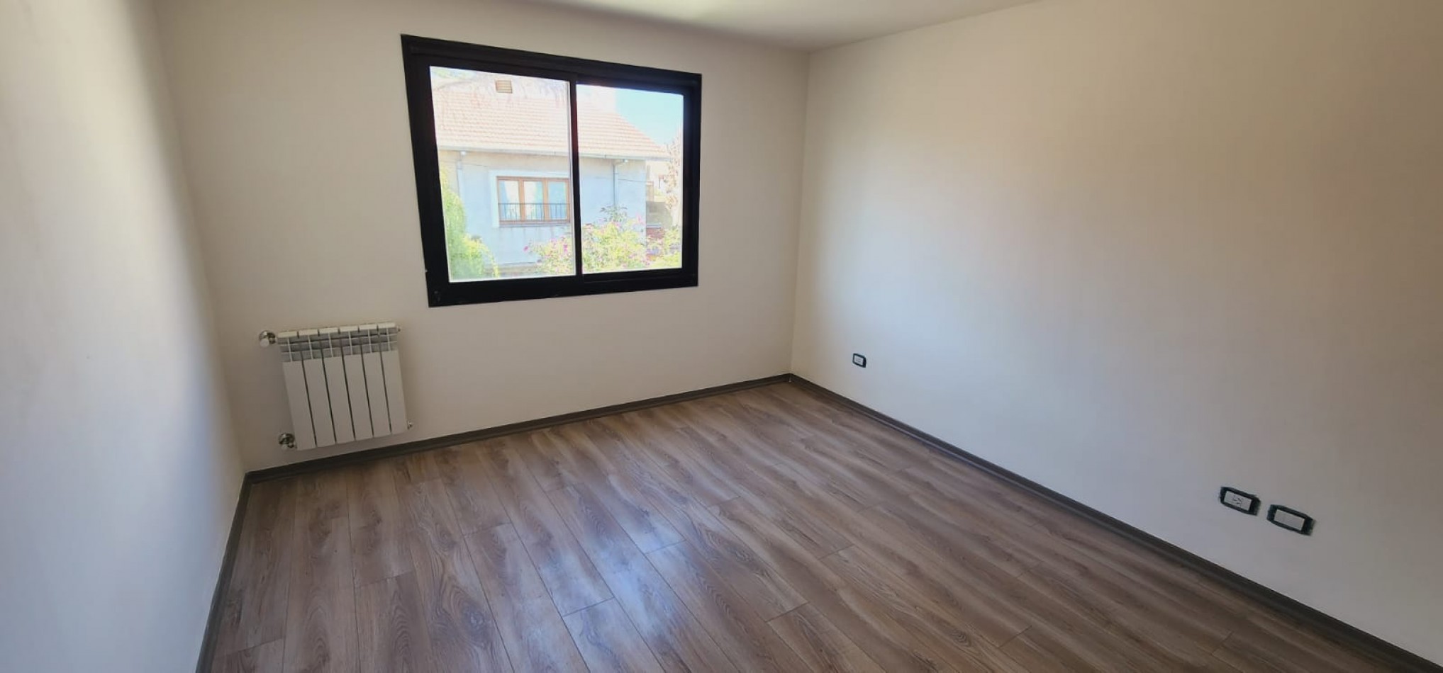 DUPLEX DE 4 AMB CON PARQUE Y ENTRADA DE AUTO. A ESTRENAR