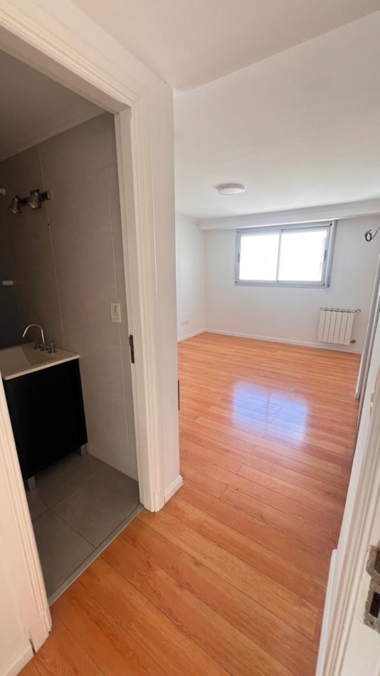 SEMIPISO DE 3 AMB EXTERNO CON BALCON Y COCHERA