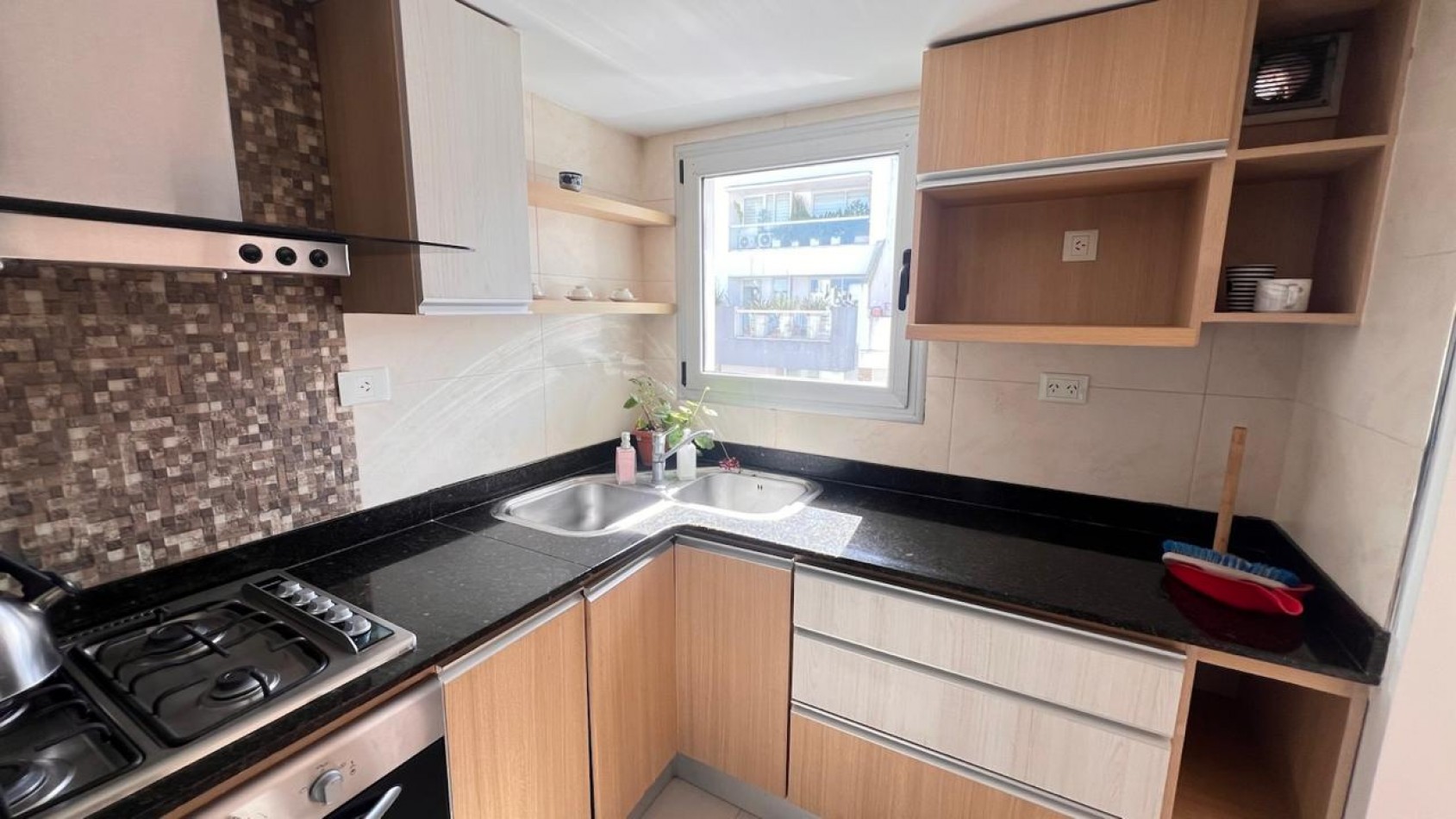 SEMIPISO DE 3 AMB EXTERNO. COCHERA. AMOBLADO