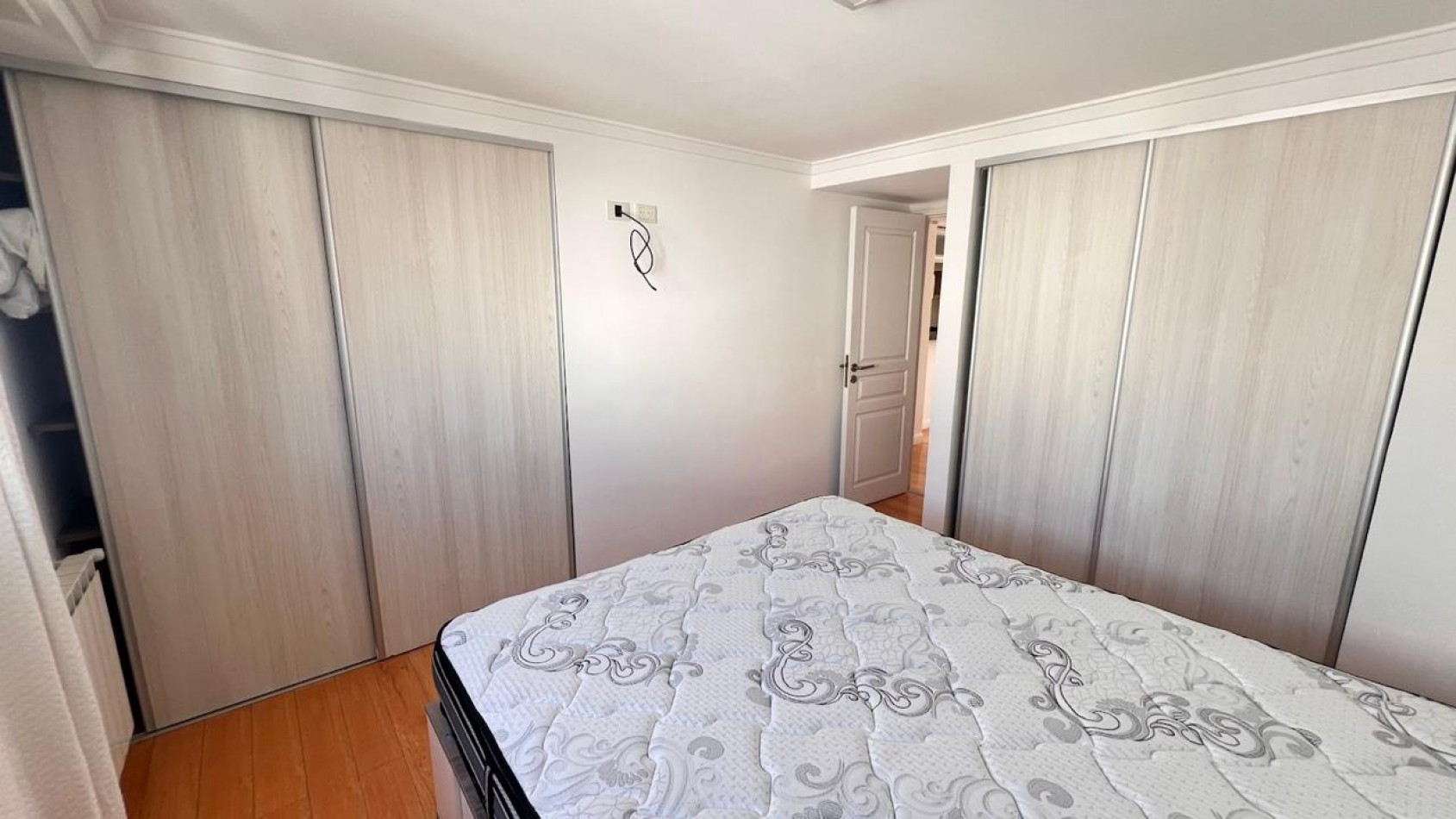 SEMIPISO DE 3 AMB EXTERNO. COCHERA. AMOBLADO