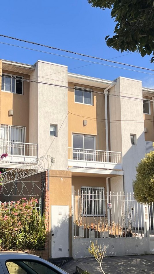 DUPLEX DE 4 AMB CON ENTRADA DE AUTO Y PARQUE