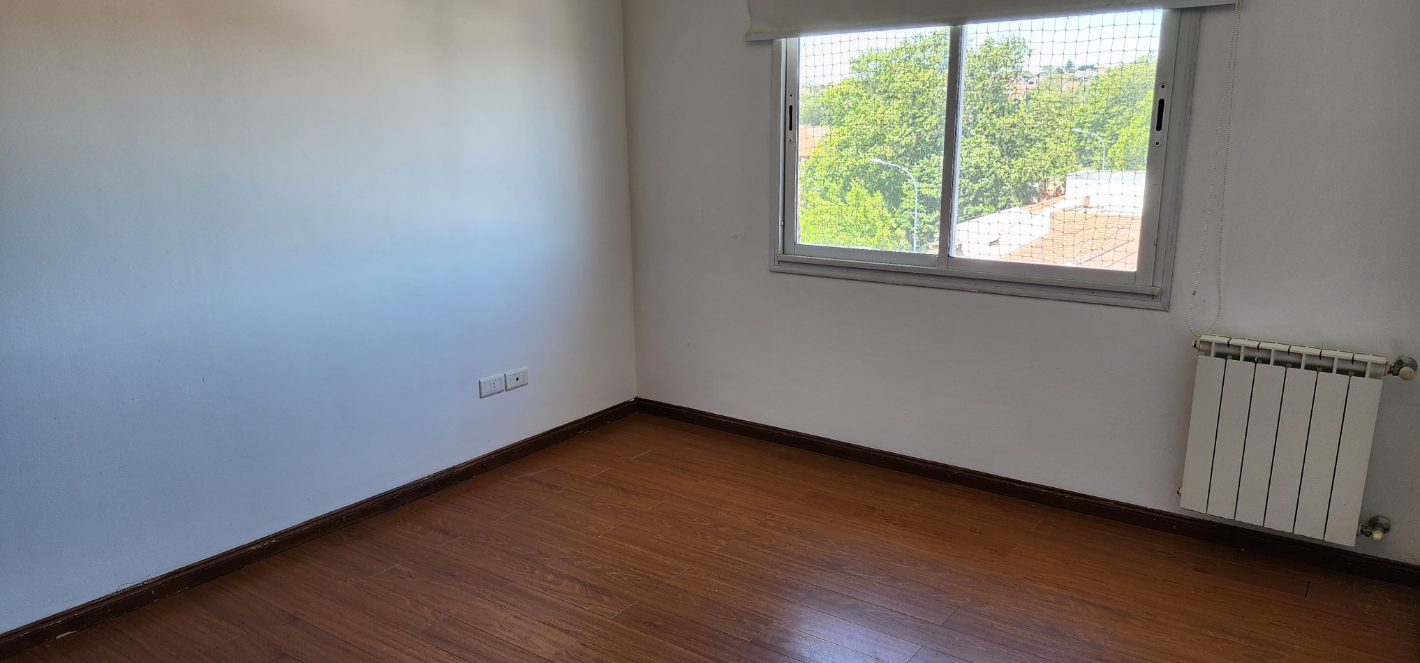 DEPARTAMENTO DE 3 AMB EXTERNO. BALCON Y COCHERA PRIVADA 