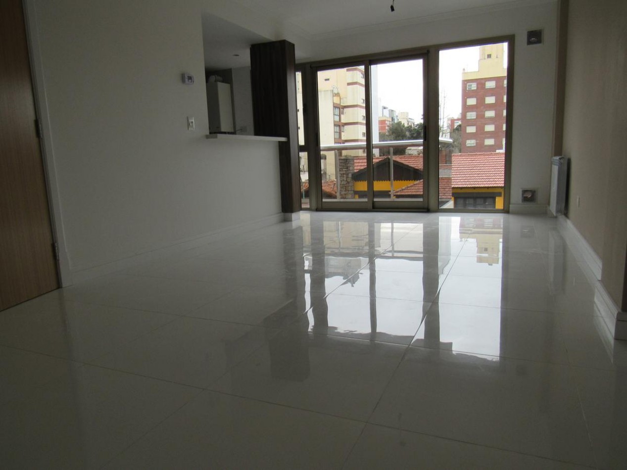 SEMIPISO DE 2 AMB A LA CALLE CON BALCON. COCHERA