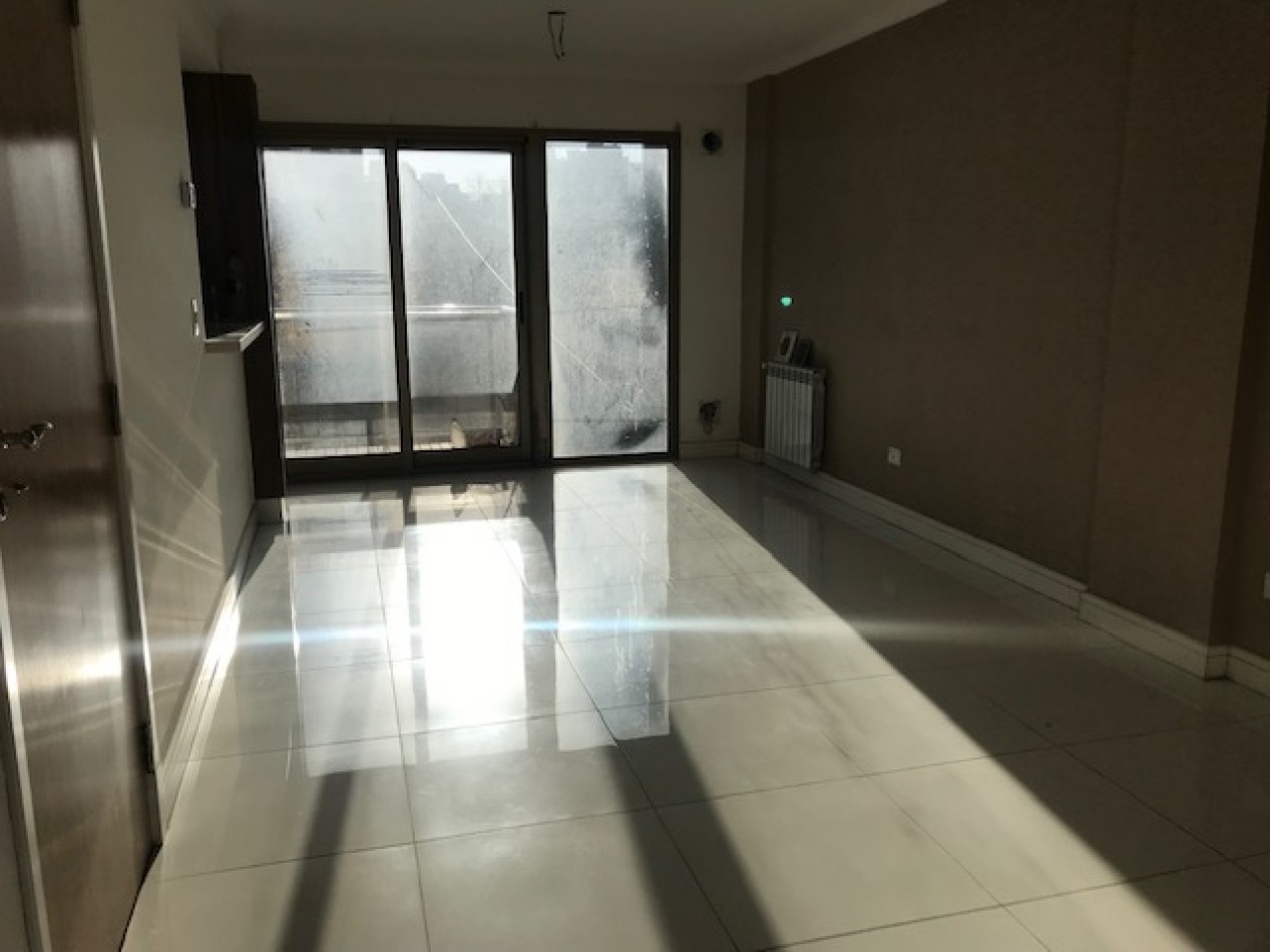 SEMIPISO DE 2 AMB A LA CALLE CON BALCON. COCHERA