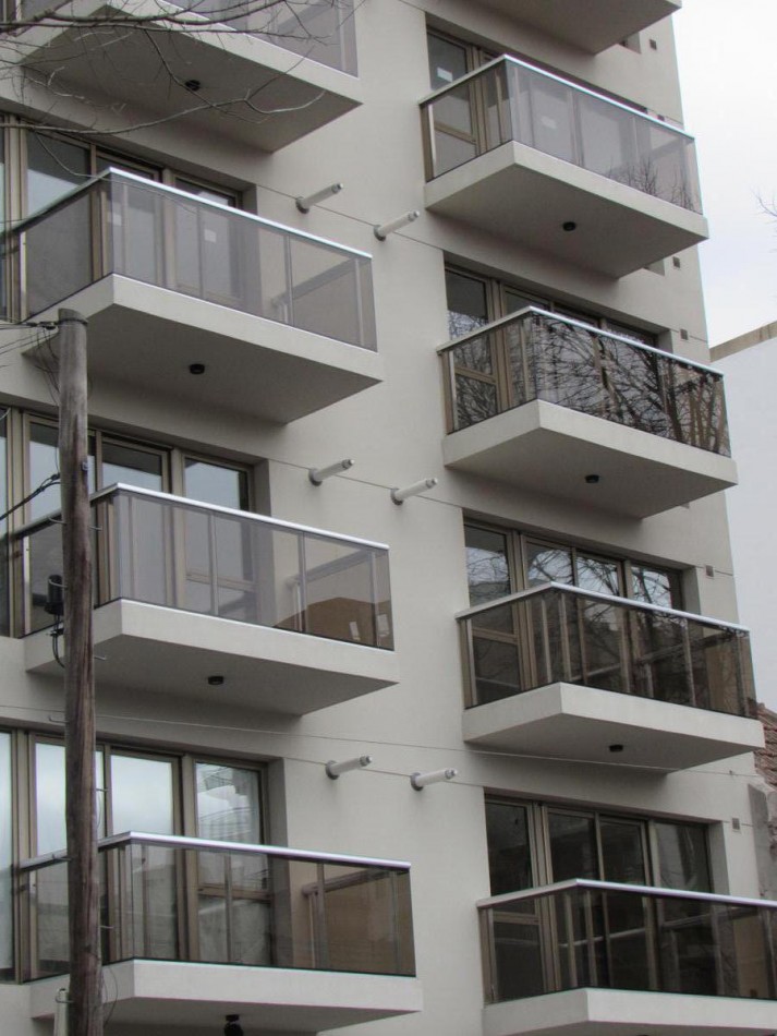 SEMIPISO DE 2 AMB A LA CALLE CON BALCON. COCHERA