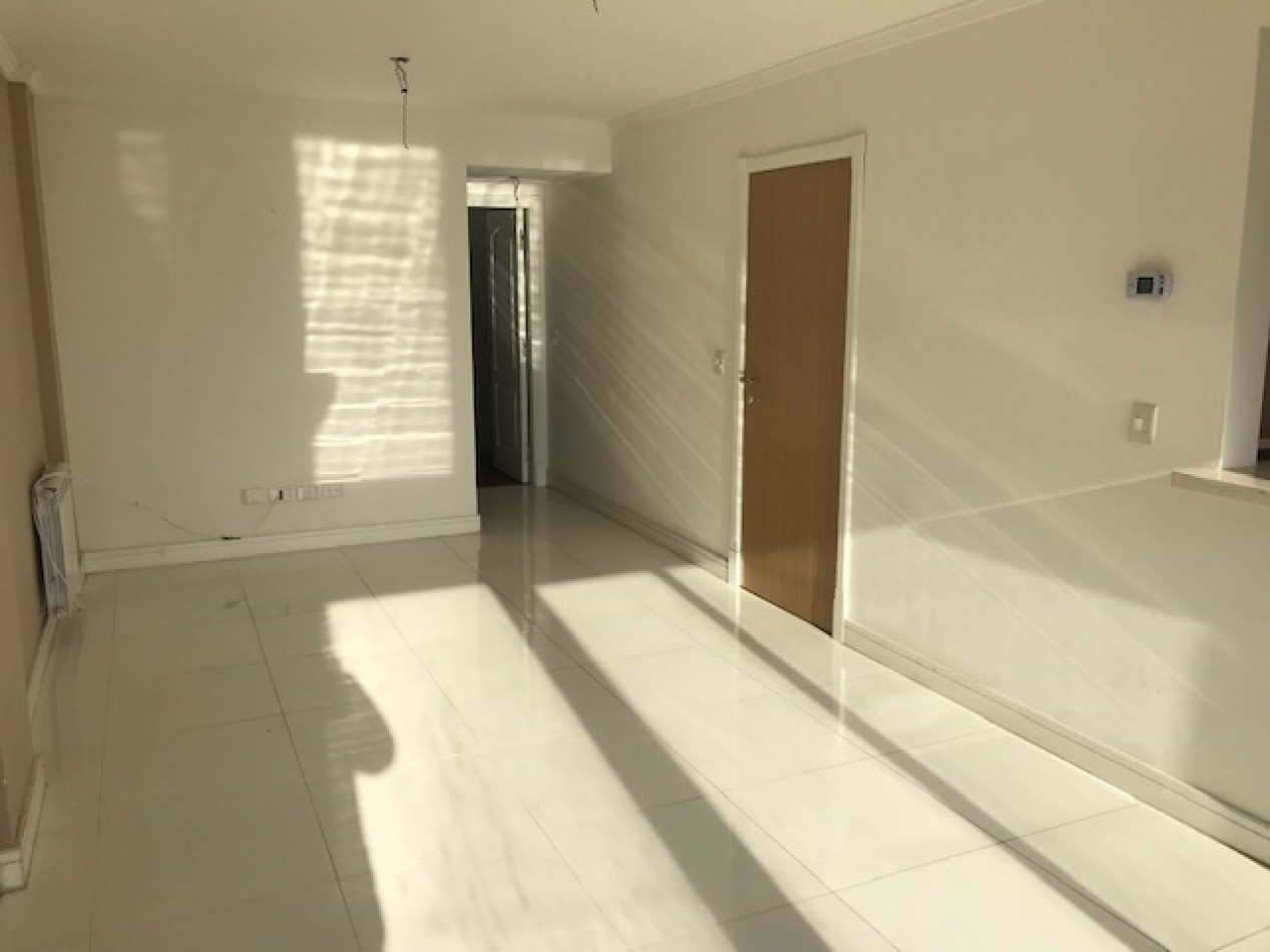 SEMIPISO DE 2 AMB A LA CALLE CON BALCON. COCHERA