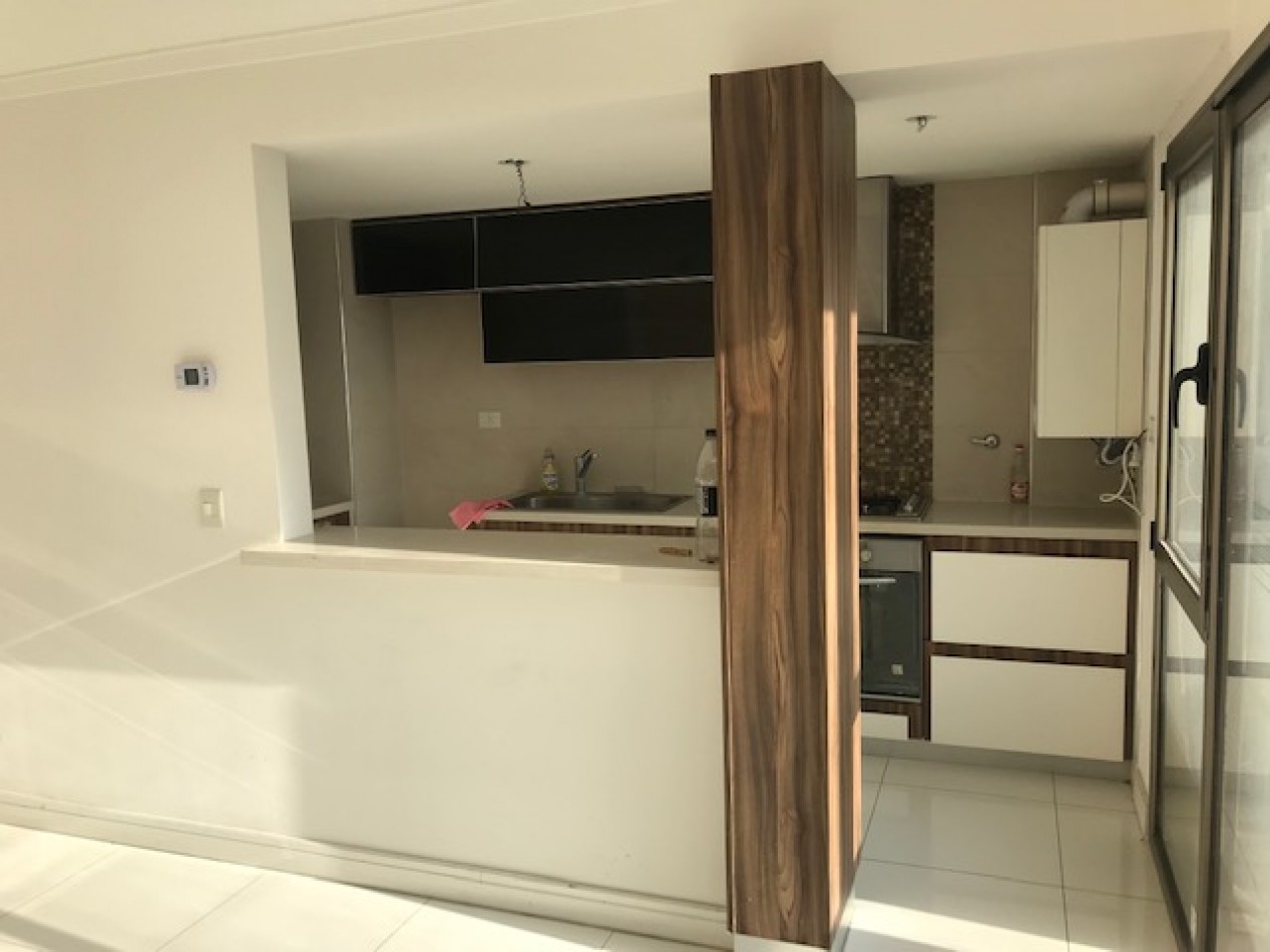 SEMIPISO DE 2 AMB A LA CALLE CON BALCON. COCHERA