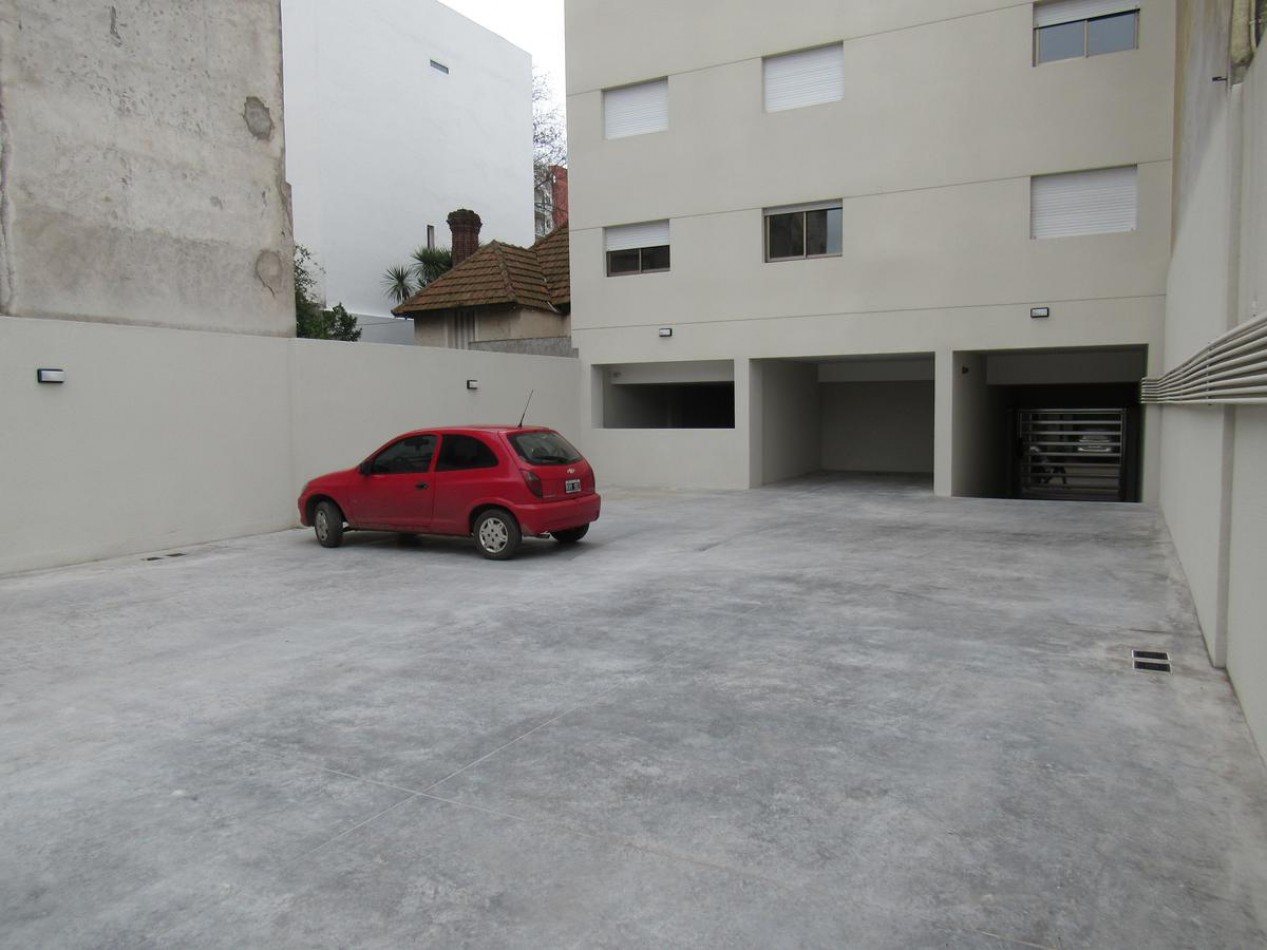 SEMIPISO DE 2 AMB A LA CALLE CON BALCON. COCHERA