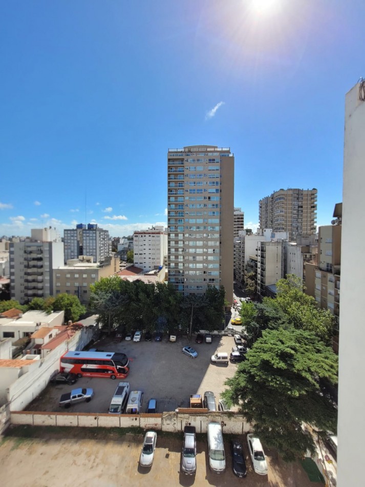 DEPARTAMENTO DE 2 AMB LATERAL ABIERTO CON ESPACIO DE COCHERA 