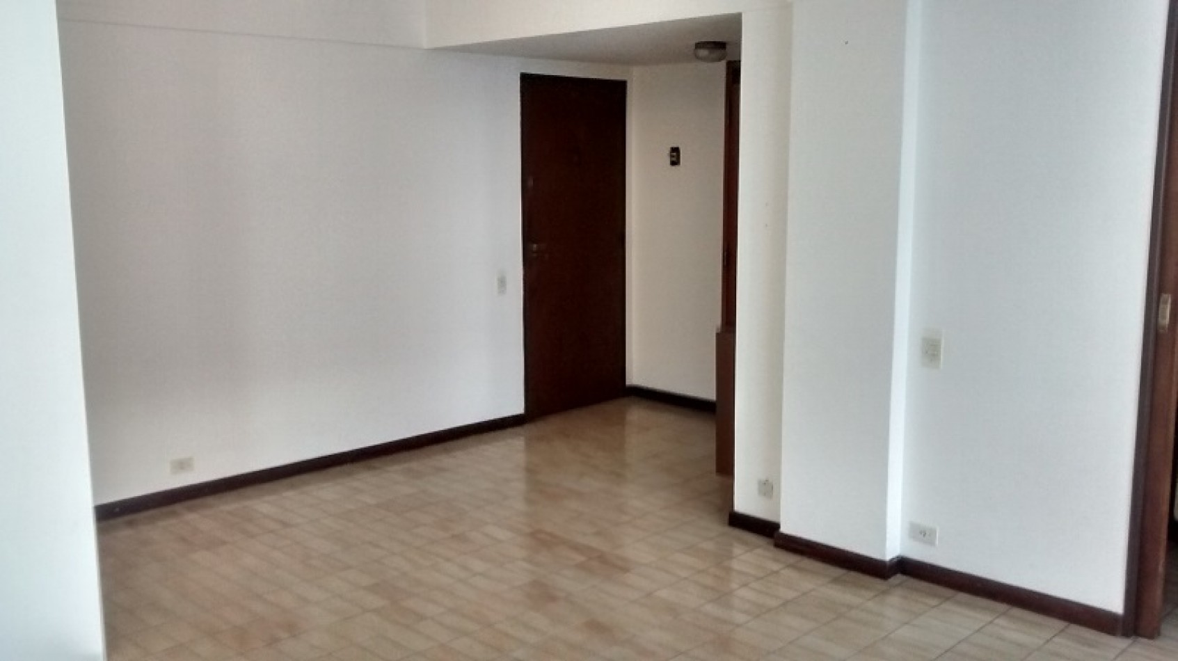 Amplio depto de 2 amb con cochera