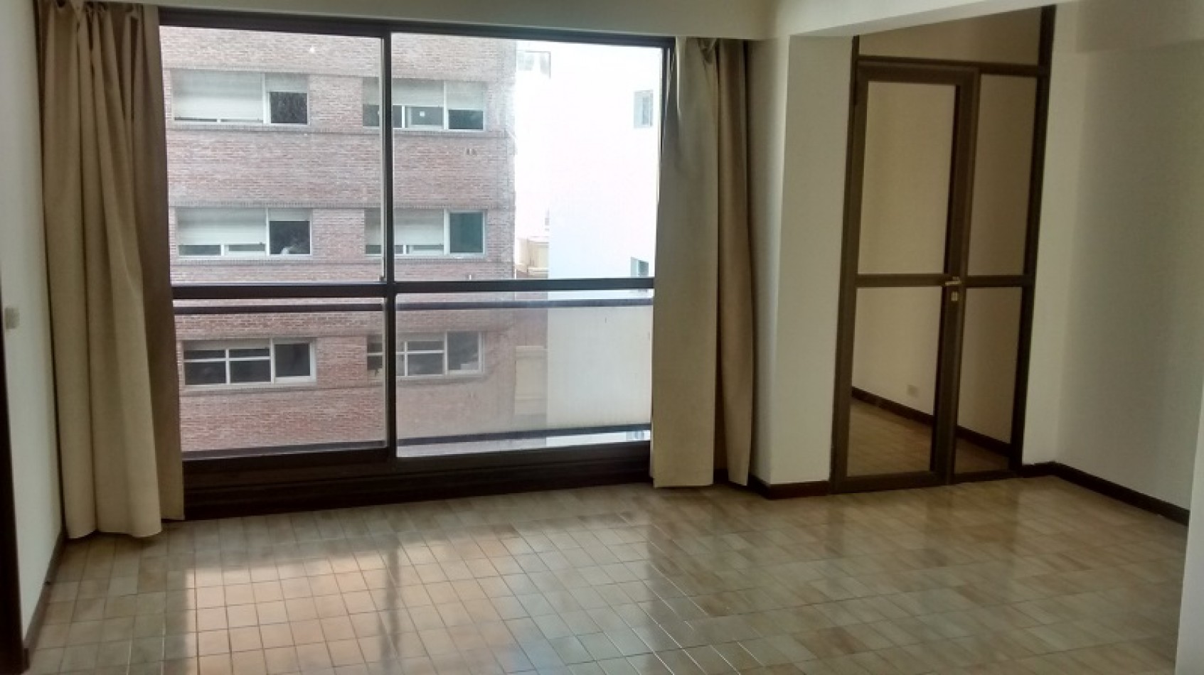 Amplio depto de 2 amb con cochera