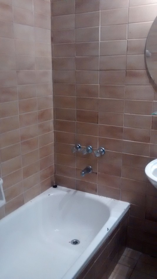 Amplio depto de 2 amb con cochera