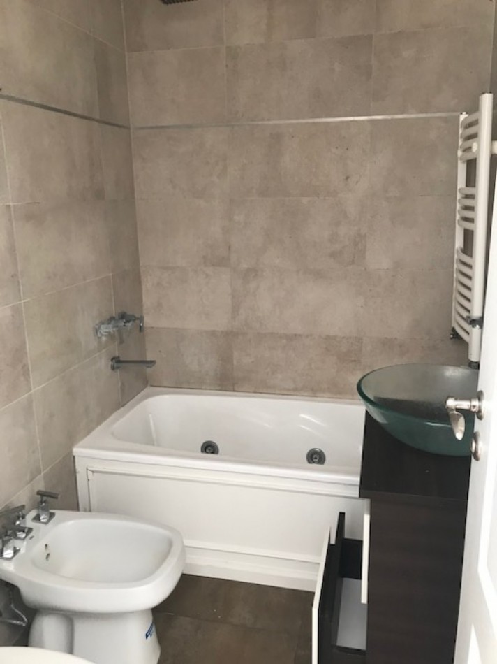 SEMIPISO DE 2 AMB A LA CALLE CON BALCON. COCHERA