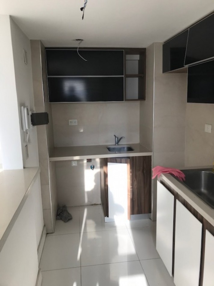 SEMIPISO DE 2 AMB A LA CALLE CON BALCON. COCHERA