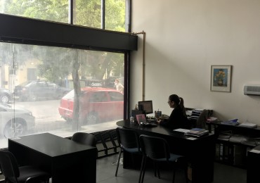 AMPLIO LOCAL A LA CALLE CON OFICINAS